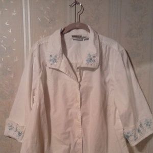 *WHITE BUTTON DOWN BLUE EMBROIDERY 3/4 SLEEVE SHIRT - PLUS